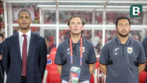 Huấn luyện viên đội tuyển quốc gia Indonesia, Patrick Kluivert, và hai trợ lý của ông, Alex Pastoor và Denny Landzaat, dẫn dắt đội của họ đối đầu với đội tuyển quốc gia Bahrain trong trận đấu thứ tám của vòng loại thứ ba bảng C vòng loại World Cup 2026 tại Sân vận động Quốc gia Gelora Bung Karno, Jakarta, vào sáng sớm thứ Ba (25/3/2025) theo giờ WIB