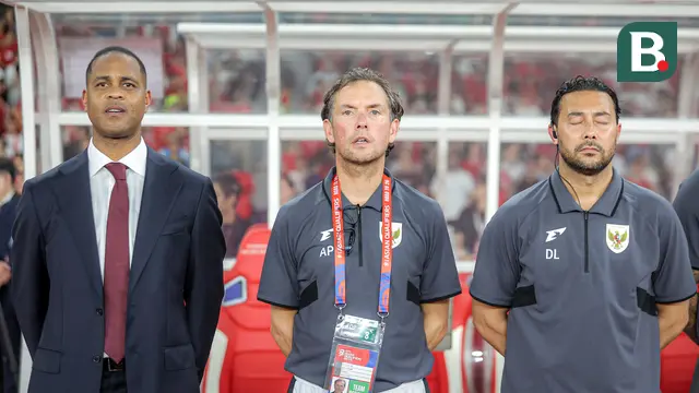 Huấn luyện viên đội tuyển quốc gia Indonesia, Patrick Kluivert, và hai trợ lý của ông, Alex Pastoor và Denny Landzaat, dẫn dắt đội của họ đối đầu với đội tuyển quốc gia Bahrain trong trận đấu thứ tám của vòng loại thứ ba bảng C vòng loại World Cup 2026 tại Sân vận động Quốc gia Gelora Bung Karno, Jakarta, vào sáng sớm thứ Ba (25/3/2025) theo giờ WIB