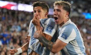 Giuliano Simeone của Argentina ăn mừng cùng Enzo Fernández sau khi ghi bàn trong trận đấu vòng loại World Cup 2026 với Brazil.