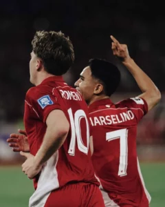 Ole Romeny (số 10), người ghi bàn thắng duy nhất cho Indonesia trước Bahrain trong vòng loại thứ ba World Cup 2026, và Marselino Ferdinan, người kiến tạo, ăn mừng bàn thắng vào ngày 25 tháng 3 năm 2025.