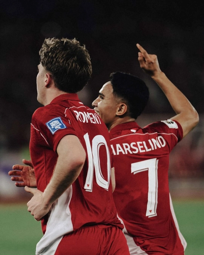 Ole Romeny (số 10), người ghi bàn thắng duy nhất cho Indonesia trước Bahrain trong vòng loại thứ ba World Cup 2026, và Marselino Ferdinan, người kiến tạo, ăn mừng bàn thắng vào ngày 25 tháng 3 năm 2025.