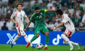 Đội trưởng Ả Rập Saudi Salem Al-Dawsari kiểm soát bóng trong trận đấu Vòng loại World Cup 2026 vào thứ Năm với Nhật Bản.