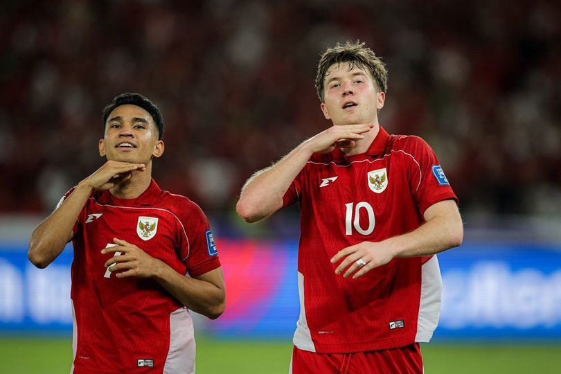 Pha ăn mừng bàn thắng của Marselino Ferdinan và Ole Romeny trong trận đấu Indonesia gặp Bahrain tại vòng loại World Cup 2026