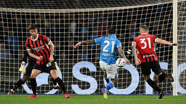 Bàn thắng sớm của Mateo Politano giúp Napoli dẫn trước 1-0.