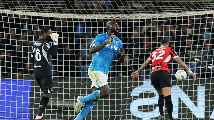 Napoli đánh bại AC Milan 2-1