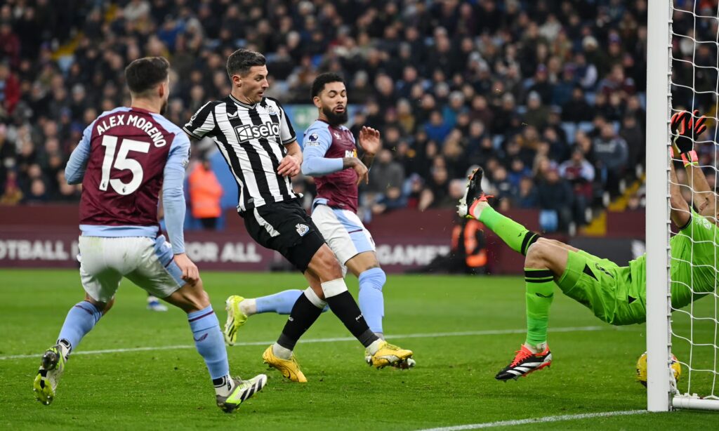 Fabian Schär của Newcastle United ghi bàn thắng thứ hai cho đội của anh ấy. Ảnh: Gareth Copley/Getty Images.