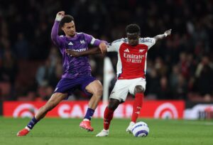 Ngày 1 tháng 4 năm 2025, Antonee Robinson của Fulham tranh bóng với Bukayo Saka của Arsenal