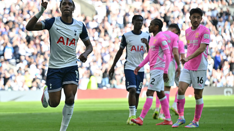Tiền đạo của Tottenham Hotspur, Mathys Tel, ăn mừng sau khi ghi bàn từ chấm phạt đền trong chiến thắng 3-1 của họ trước Southampton
