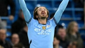 Mads Hermansen phản ứng sau sai lầm của anh, tạo điều kiện cho Omar Marmoush ghi bàn thắng thứ hai cho Man City.