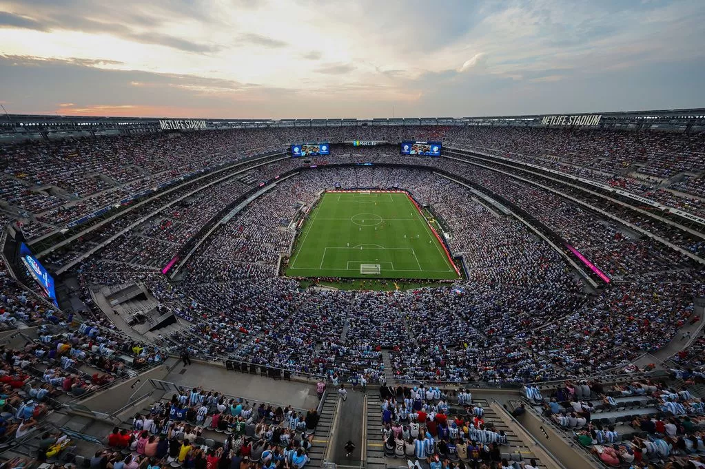 Vé World Cup 2026 Chính Thức Mở Bán: Gói Hospitality Giá Tới 1,7 Tỷ VND | Người hâm mộ đã đưa ra ý kiến của họ về mặt sân vận động MetLife sau khi theo dõi trận bán kết Copa America 2024 giữa Canada và Argentina (Ảnh: Al Bello/Getty Images)